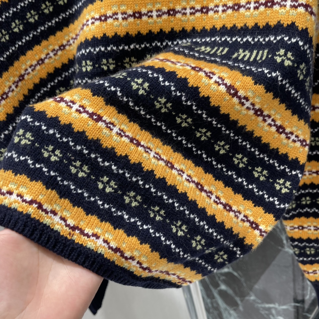 Miu 25秋冬新款 费尔岛提花短款毛衣 藏蓝+黄色撞色织纹，复古感满满 轻松切换甜酷or学院风。灵感源