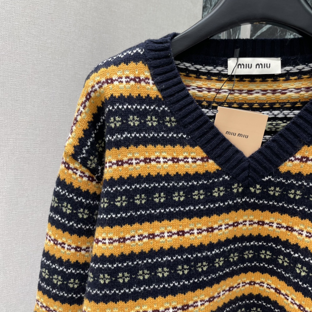 Miu 25秋冬新款 费尔岛提花短款毛衣 藏蓝+黄色撞色织纹，复古感满满 轻松切换甜酷or学院风。灵感源