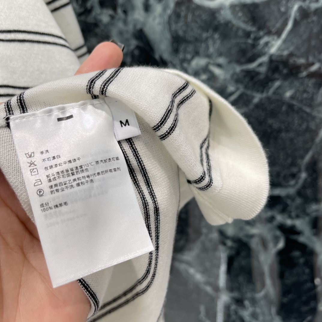 ERDO 25秋冬新款 经典条纹毛衣 黑白条纹+手工立体花朵，俏皮减龄，法式慵懒氛围感拉满!领口珍珠边细