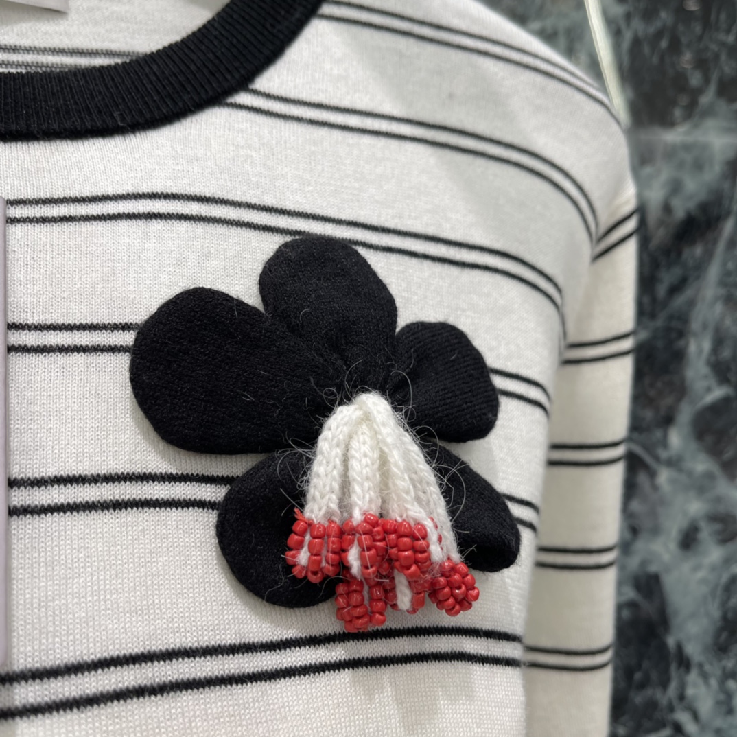 ERDO 25秋冬新款 经典条纹毛衣 黑白条纹+手工立体花朵，俏皮减龄，法式慵懒氛围感拉满!领口珍珠边细