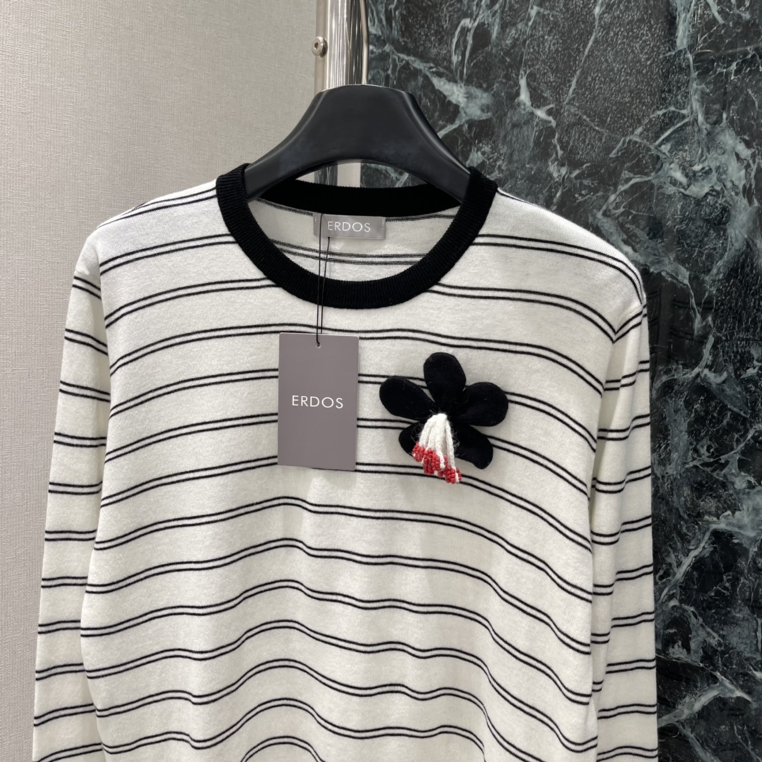 ERDO 25秋冬新款 经典条纹毛衣 黑白条纹+手工立体花朵，俏皮减龄，法式慵懒氛围感拉满!领口珍珠边细