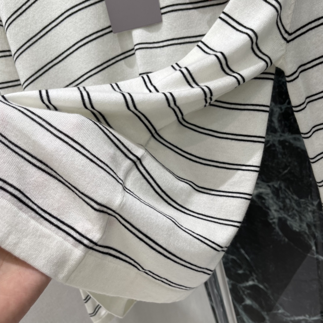 ERDO 25秋冬新款 经典条纹毛衣 黑白条纹+手工立体花朵，俏皮减龄，法式慵懒氛围感拉满!领口珍珠边细