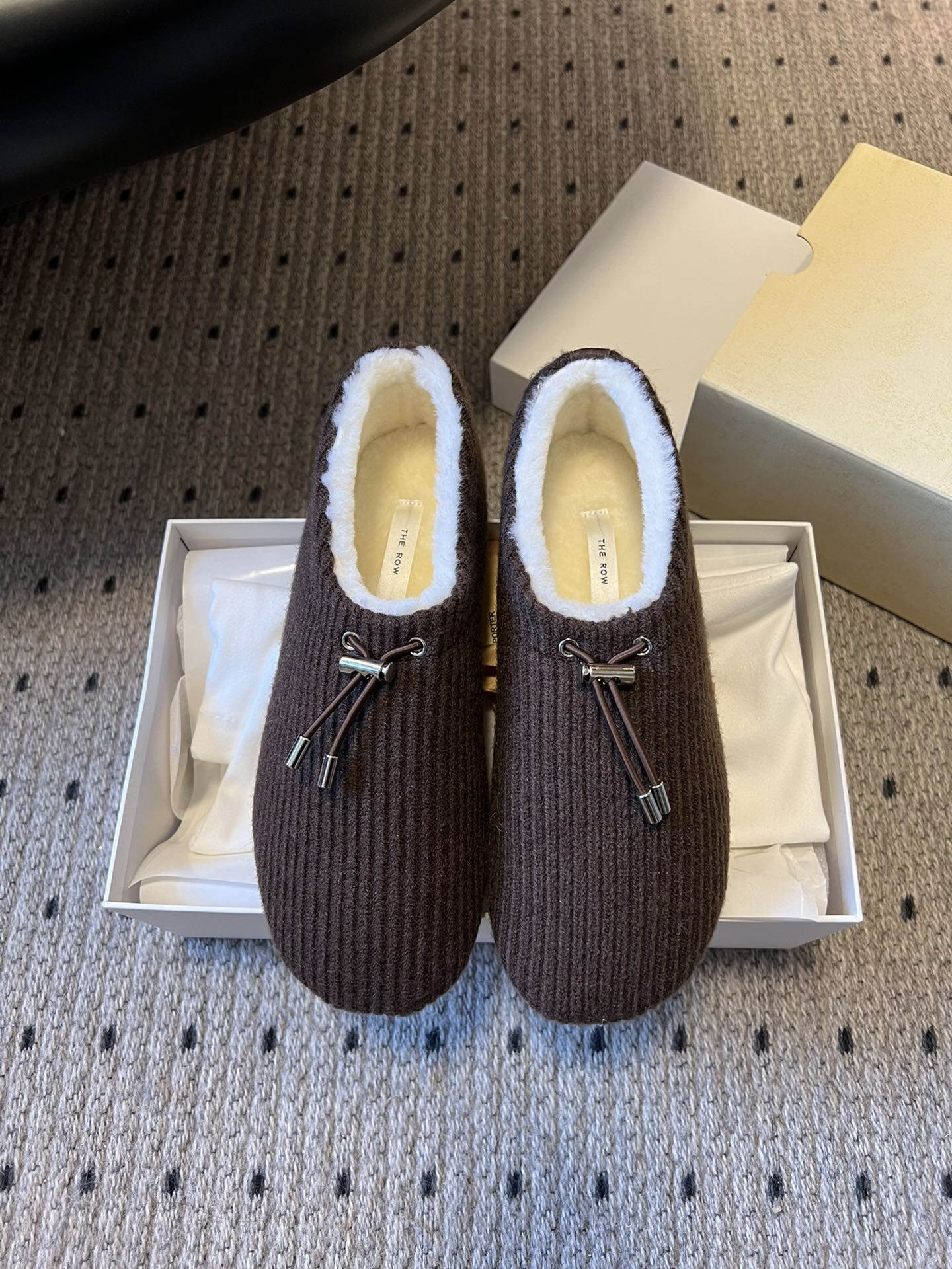 NO:593845,Purchasing agent, Dongguan factory high quality The ro* 25ss new knitted vertical striped fur shoes for autumn and winter. Warm shoes made of knitted material. The outer layer is made of vertical knitted fabric and the inside is plush lining. They look very soft and warm, suitable for autumn and winter. The shoe mouth is decorated with metal buckles and drawstrings. It is simple but has a touch of sophistication and is not too monotonous.  There are three basic colors of brown, rice and black, all of which are versatile, and the packaging is also very exquisite. They are niche-designed home shoes. High-density knitted wool upper, lamb wool lining, outsole, rubber outsole, increased by 2cm, Size 35-40 (customized for 40, non-returnable), semi-furry shoes19860909代购级 莞厂高品质 The ro* 25ss秋冬新款针织竖条纹毛毛鞋 针织材质的保暖鞋,外层是竖纹针织面料,内里加了毛绒衬里,看着就很柔软保暖,适合秋冬穿~鞋口有金属扣+抽绳装饰,简约中带点精致感,不会太单调. 有棕、米、黑三种基础色系,都是百搭款,包装也很精致,是偏小众设计的家居鞋. 鞋面高密度针织羊毛 内里羊羔毛 大底橡胶大底 增高2cm Size35-40码（40定制不退换）,半拖毛毛鞋,Women's Shoes