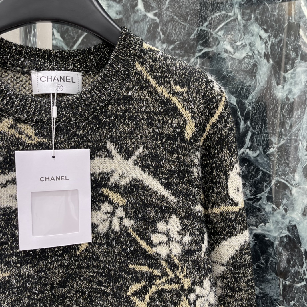 小香 25秋冬新款 花鸟图案针织开衫米白花鸟提花，法式复古感满满!圆领设计百搭不挑人，针织面料软糯保暖，