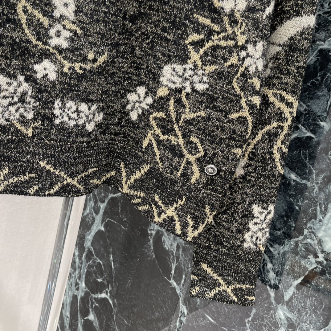 小香 25秋冬新款 花鸟图案针织开衫米白花鸟提花，法式复古感满满!圆领设计百搭不挑人，针织面料软糯保暖，