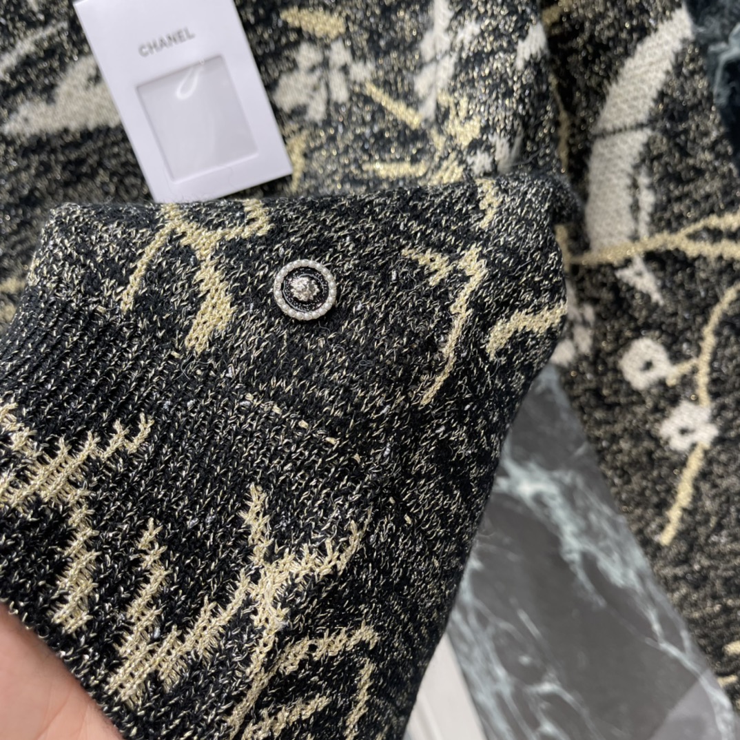 小香 25秋冬新款 花鸟图案针织开衫米白花鸟提花，法式复古感满满!圆领设计百搭不挑人，针织面料软糯保暖，