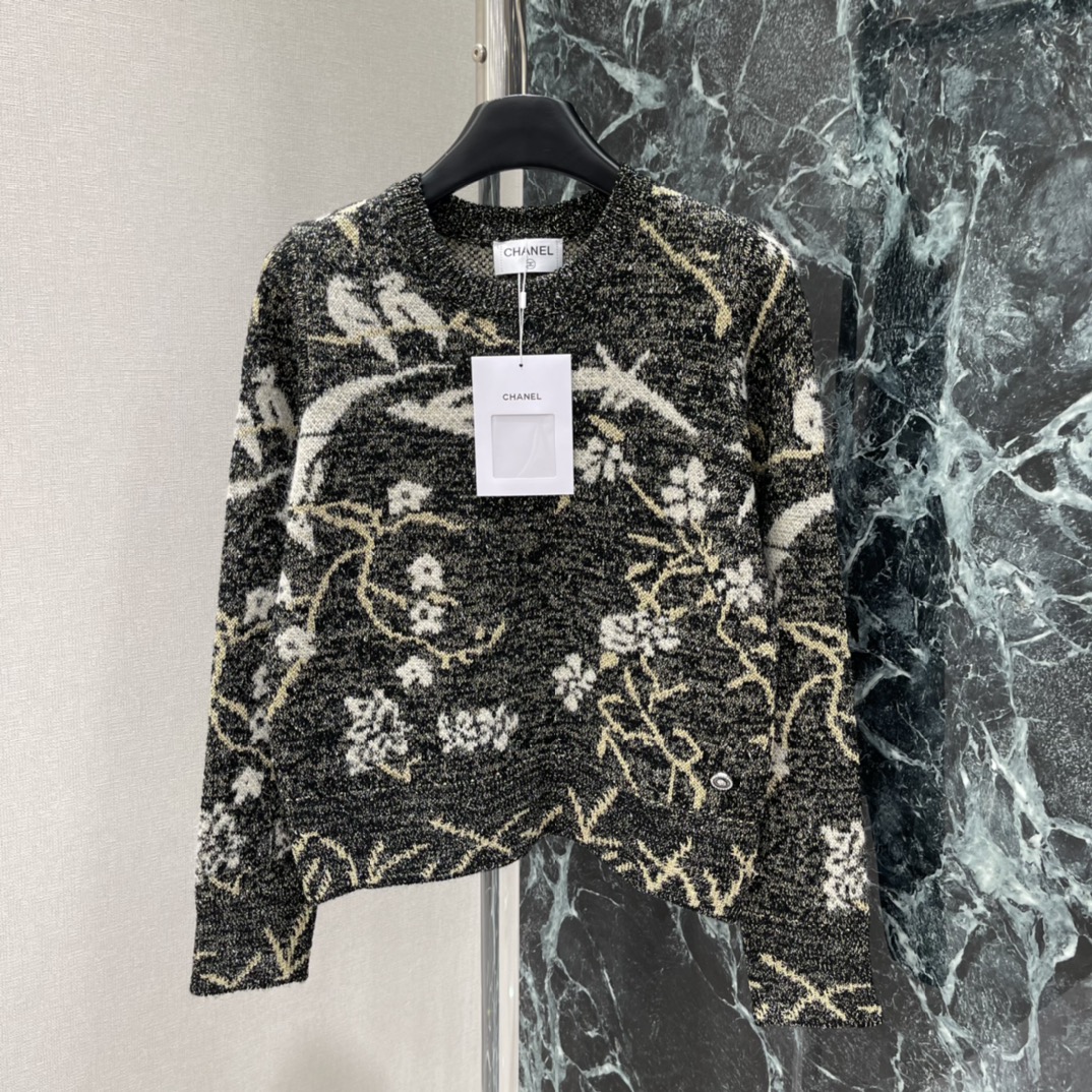 小香 25秋冬新款 花鸟图案针织开衫米白花鸟提花，法式复古感满满!圆领设计百搭不挑人，针织面料软糯保暖，