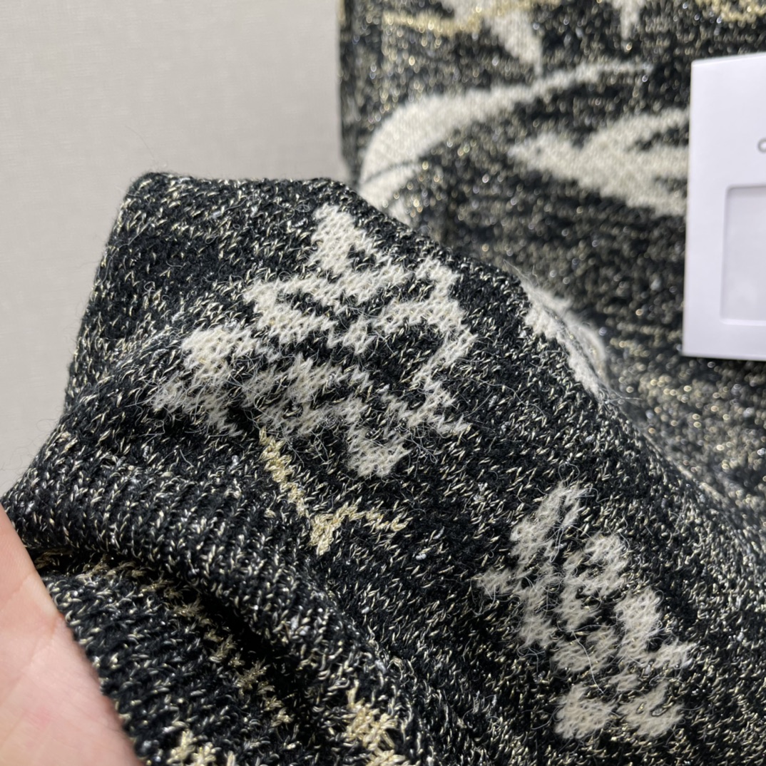 小香 25秋冬新款 花鸟图案针织开衫米白花鸟提花，法式复古感满满!圆领设计百搭不挑人，针织面料软糯保暖，