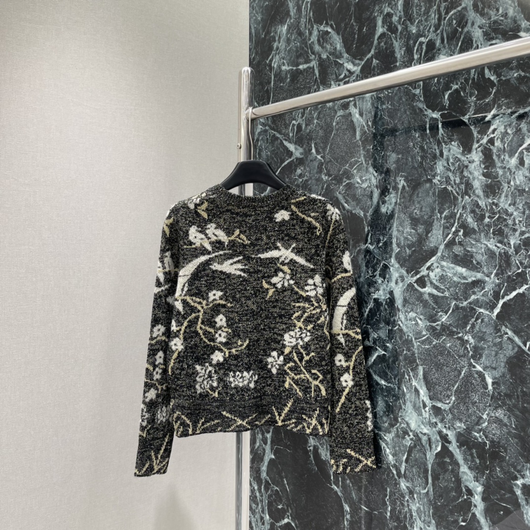 小香 25秋冬新款 花鸟图案针织开衫米白花鸟提花，法式复古感满满!圆领设计百搭不挑人，针织面料软糯保暖，