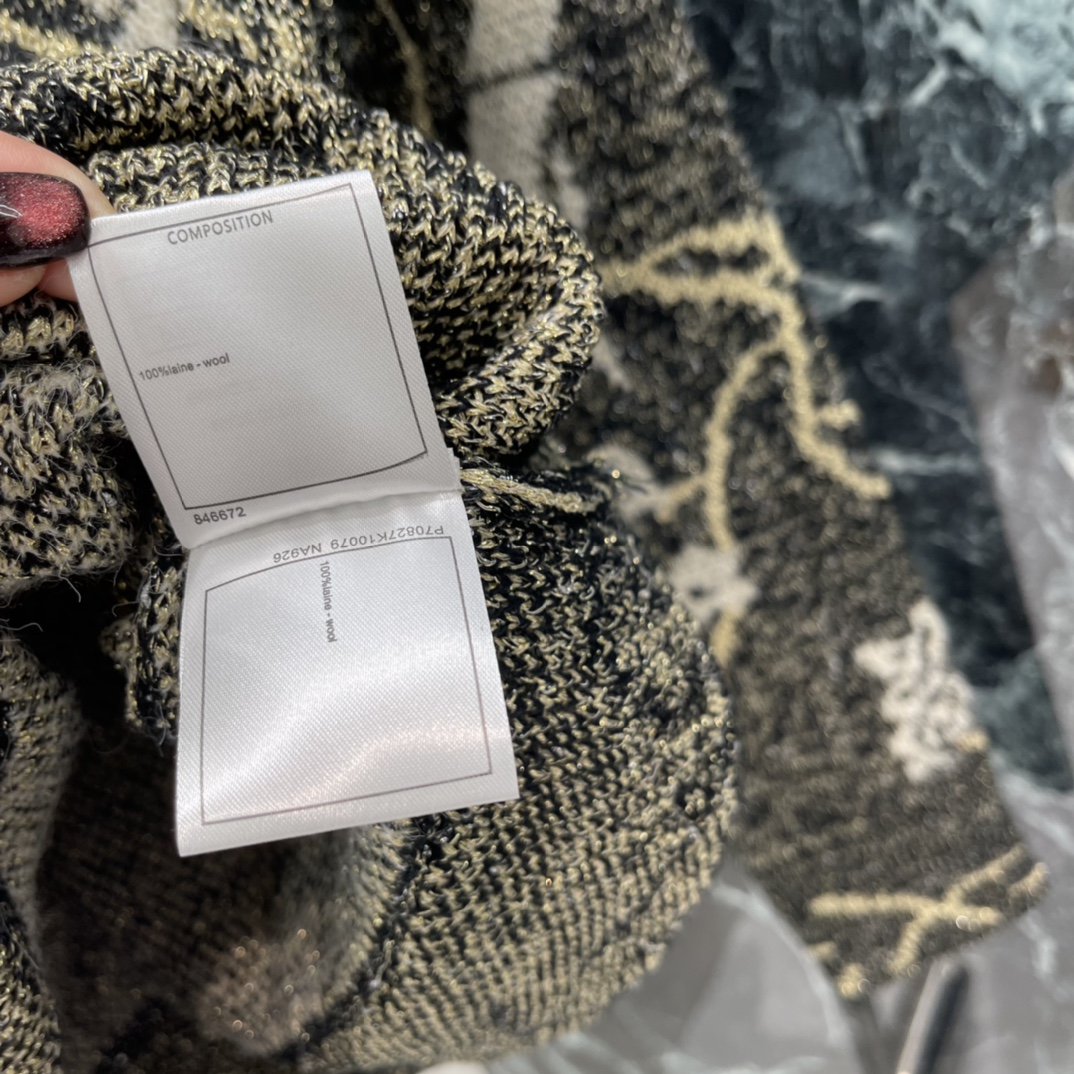 小香 25秋冬新款 花鸟图案针织开衫米白花鸟提花，法式复古感满满!圆领设计百搭不挑人，针织面料软糯保暖，