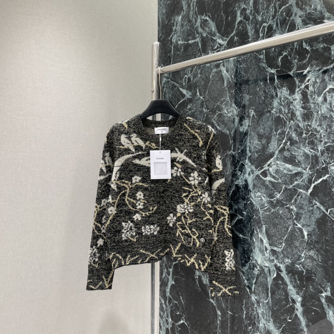 小香 25秋冬新款 花鸟图案针织开衫米白花鸟提花，法式复古感满满!圆领设计百搭不挑人，针织面料软糯保暖，