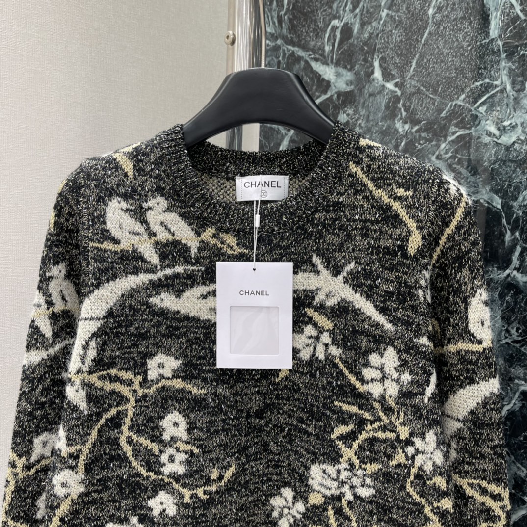 小香 25秋冬新款 花鸟图案针织开衫米白花鸟提花，法式复古感满满!圆领设计百搭不挑人，针织面料软糯保暖，