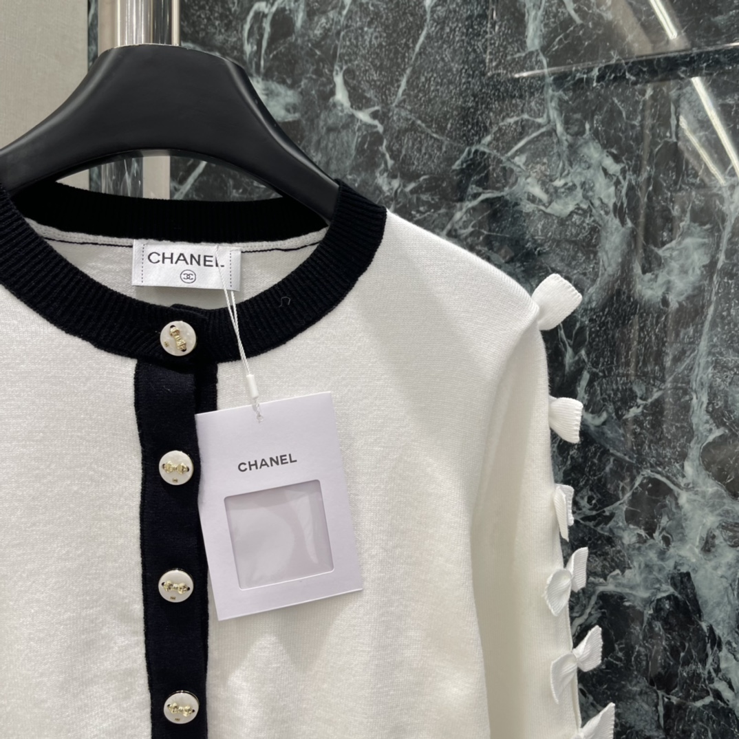 小香 25秋冬新款 蝴蝶结针织开衫 袖子蝴蝶结点缀，优雅又俏皮!金属纽扣精致，细节满分计。柔软针织面料，