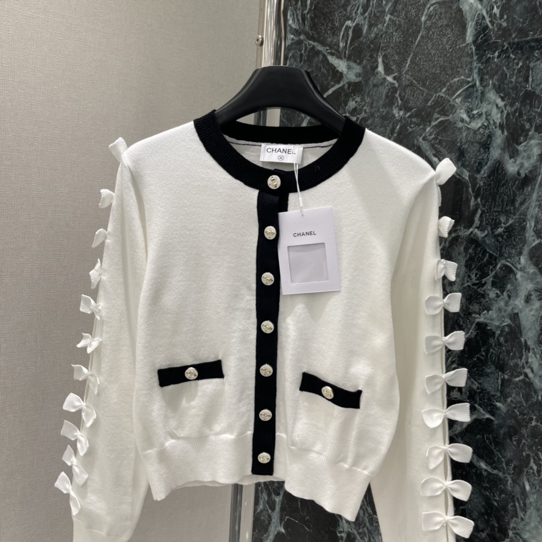 小香 25秋冬新款 蝴蝶结针织开衫 袖子蝴蝶结点缀，优雅又俏皮!金属纽扣精致，细节满分计。柔软针织面料，