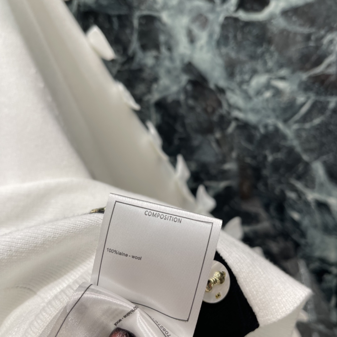 小香 25秋冬新款 蝴蝶结针织开衫 袖子蝴蝶结点缀，优雅又俏皮!金属纽扣精致，细节满分计。柔软针织面料，