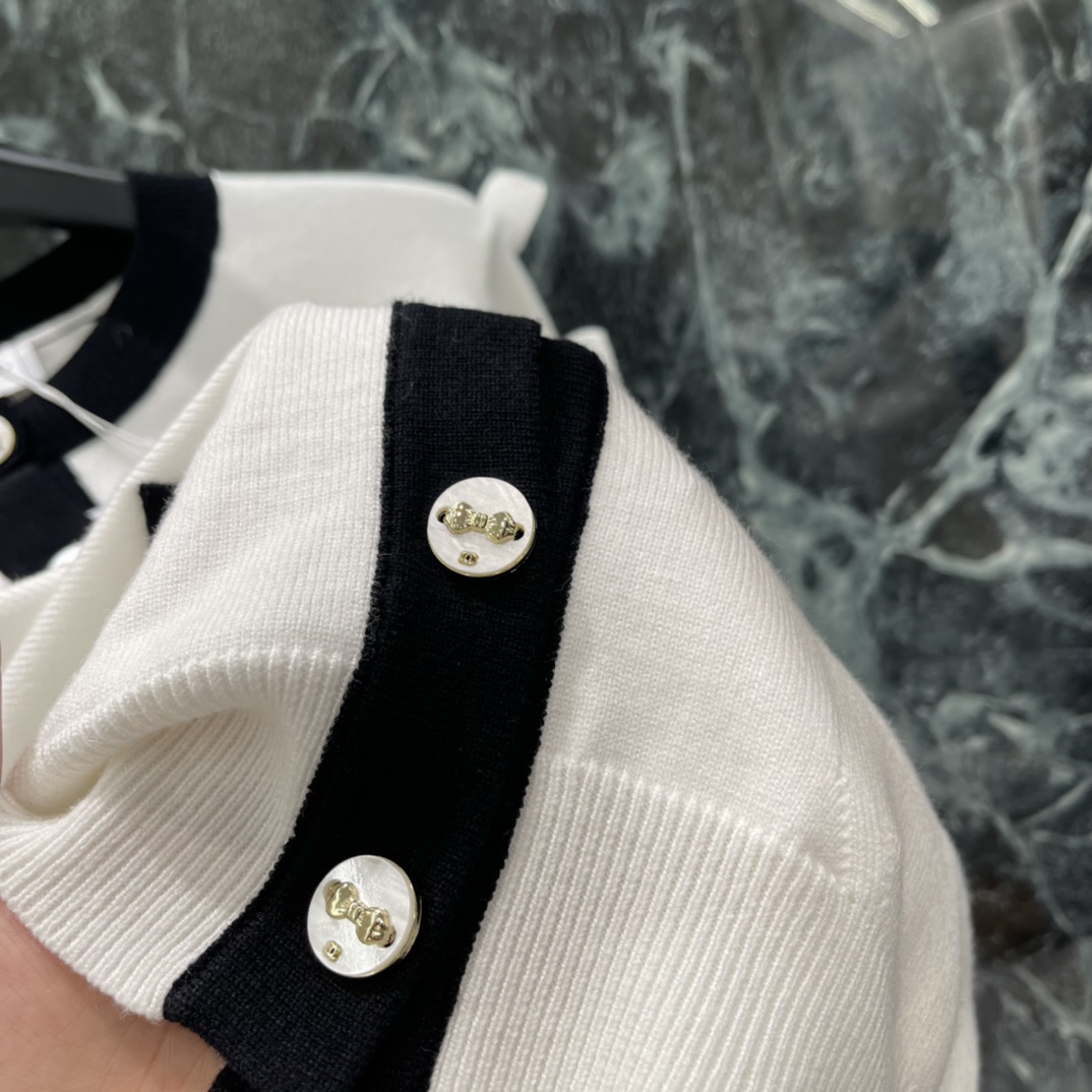 小香 25秋冬新款 蝴蝶结针织开衫 袖子蝴蝶结点缀，优雅又俏皮!金属纽扣精致，细节满分计。柔软针织面料，