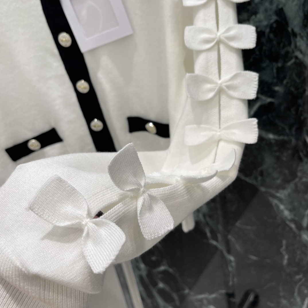 小香 25秋冬新款 蝴蝶结针织开衫 袖子蝴蝶结点缀，优雅又俏皮!金属纽扣精致，细节满分计。柔软针织面料，