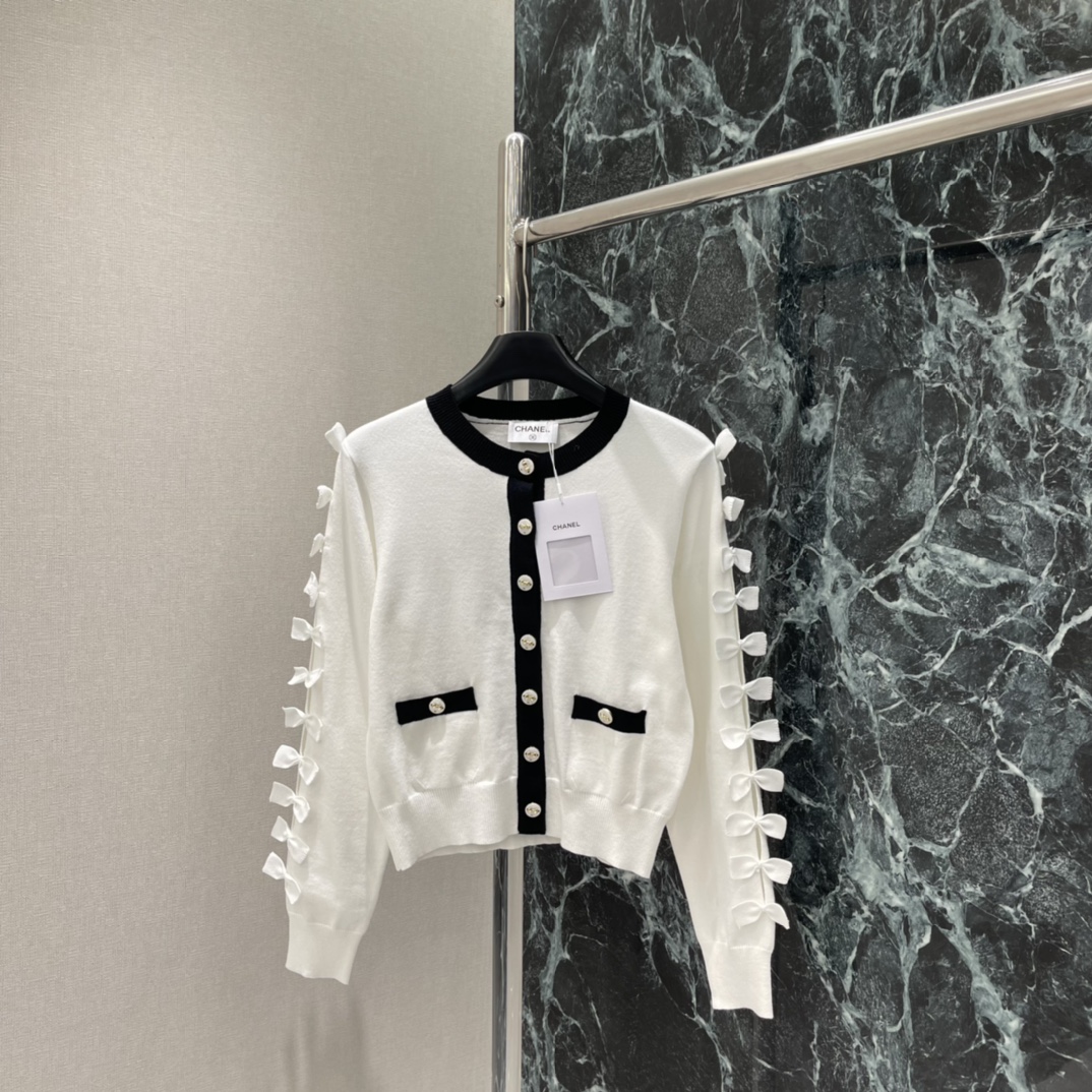 小香 25秋冬新款 蝴蝶结针织开衫 袖子蝴蝶结点缀，优雅又俏皮!金属纽扣精致，细节满分计。柔软针织面料，