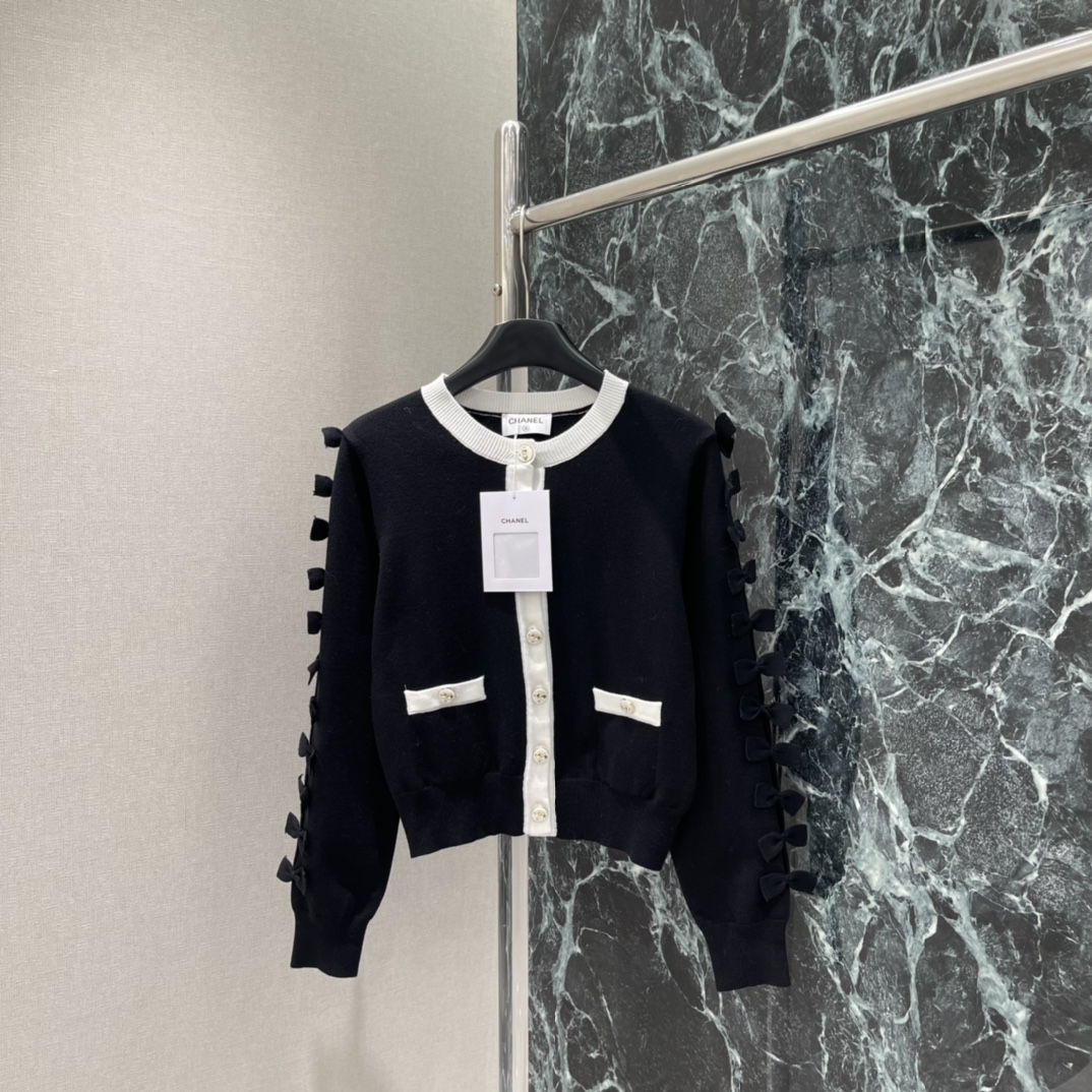 小香 25秋冬新款 蝴蝶结针织开衫 袖子蝴蝶结点缀，优雅又俏皮!金属纽扣精致，细节满分计。柔软针织面料，