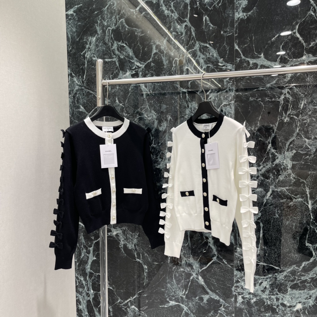 小香 25秋冬新款 蝴蝶结针织开衫 袖子蝴蝶结点缀，优雅又俏皮!金属纽扣精致，细节满分计。柔软针织面料，