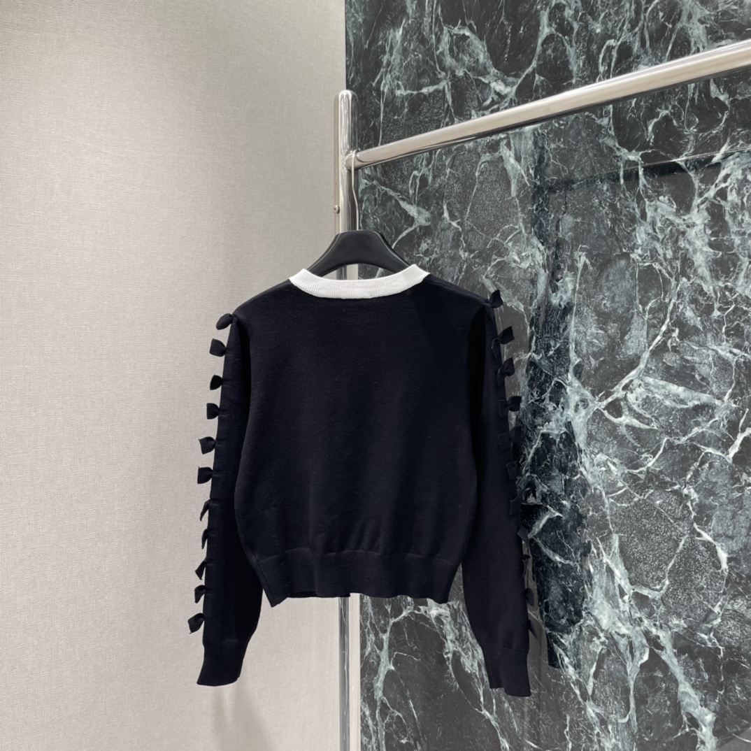 小香 25秋冬新款 蝴蝶结针织开衫 袖子蝴蝶结点缀，优雅又俏皮!金属纽扣精致，细节满分计。柔软针织面料，