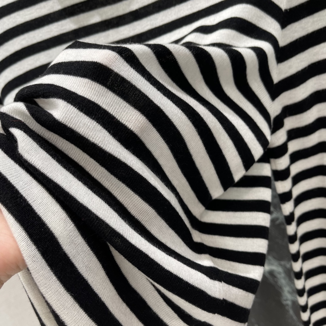 Val华伦 25秋冬新款 条纹高领条纹毛衣 红黑配色超经典 高领设计保暖力满分，还能修饰颈部线条，宽松版