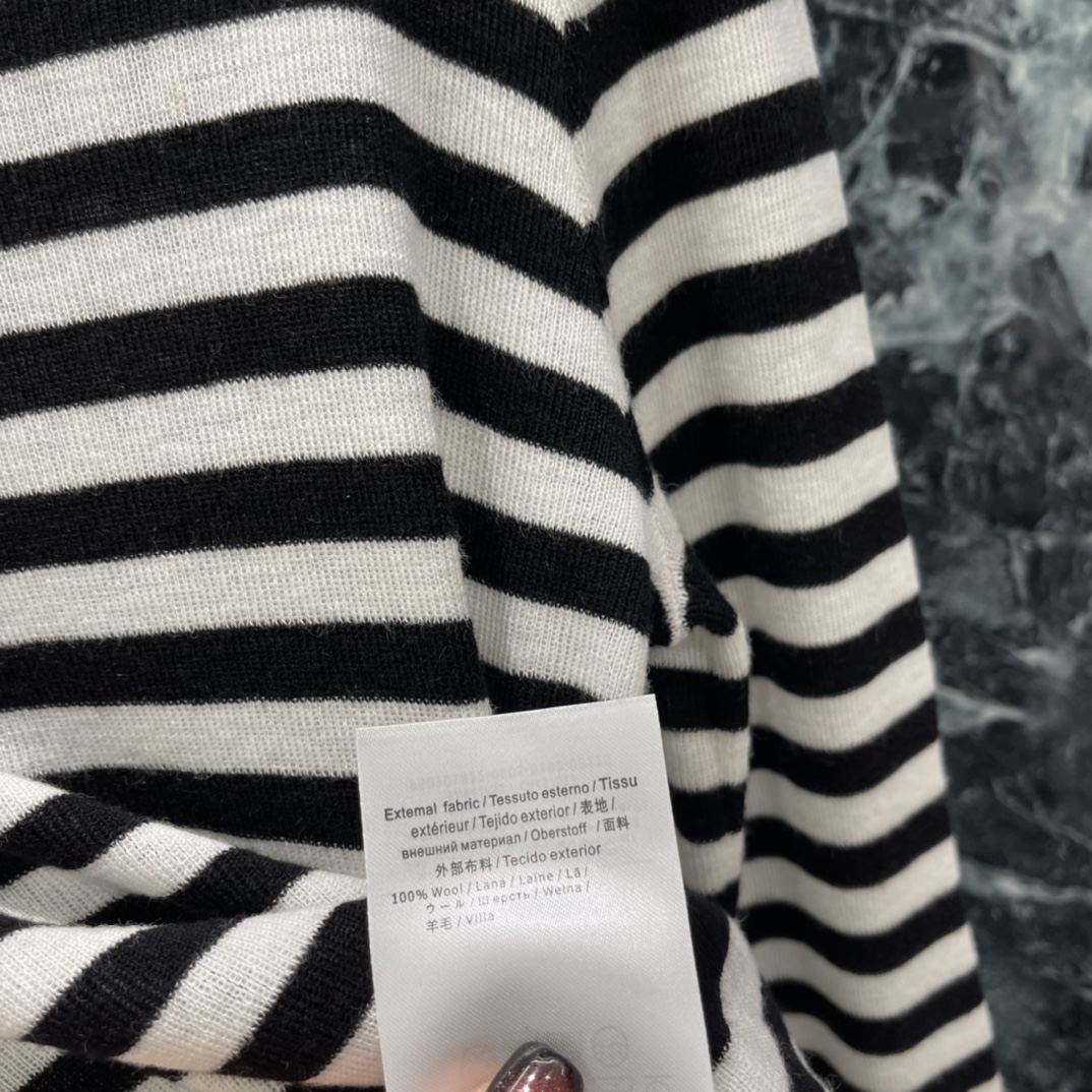 Val华伦 25秋冬新款 条纹高领条纹毛衣 红黑配色超经典 高领设计保暖力满分，还能修饰颈部线条，宽松版