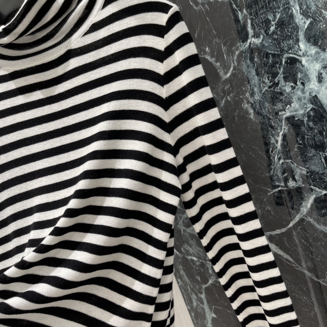 Val华伦 25秋冬新款 条纹高领条纹毛衣 红黑配色超经典 高领设计保暖力满分，还能修饰颈部线条，宽松版