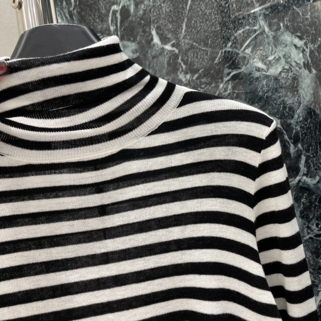 Val华伦 25秋冬新款 条纹高领条纹毛衣 红黑配色超经典 高领设计保暖力满分，还能修饰颈部线条，宽松版