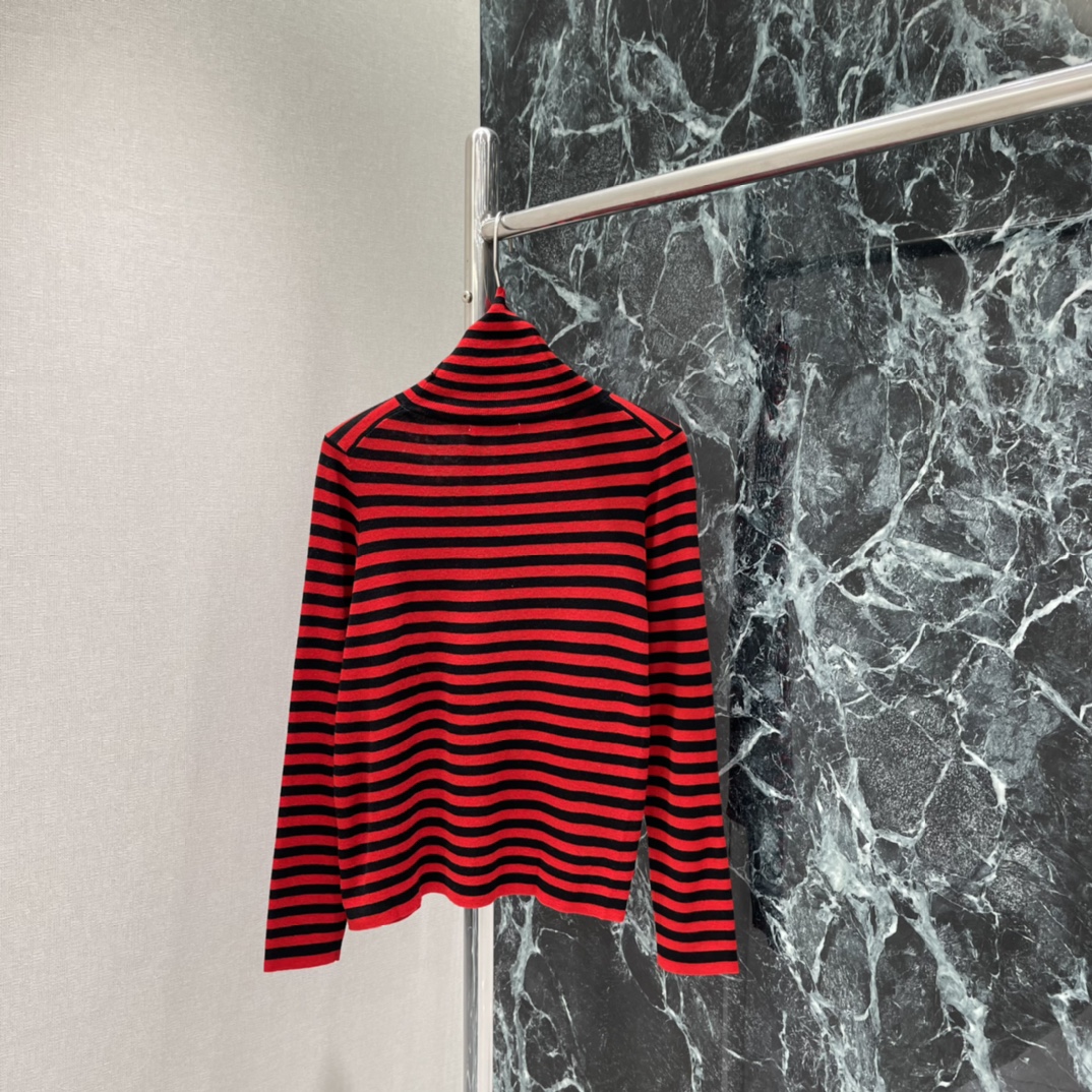 Val华伦 25秋冬新款 条纹高领条纹毛衣 红黑配色超经典 高领设计保暖力满分，还能修饰颈部线条，宽松版