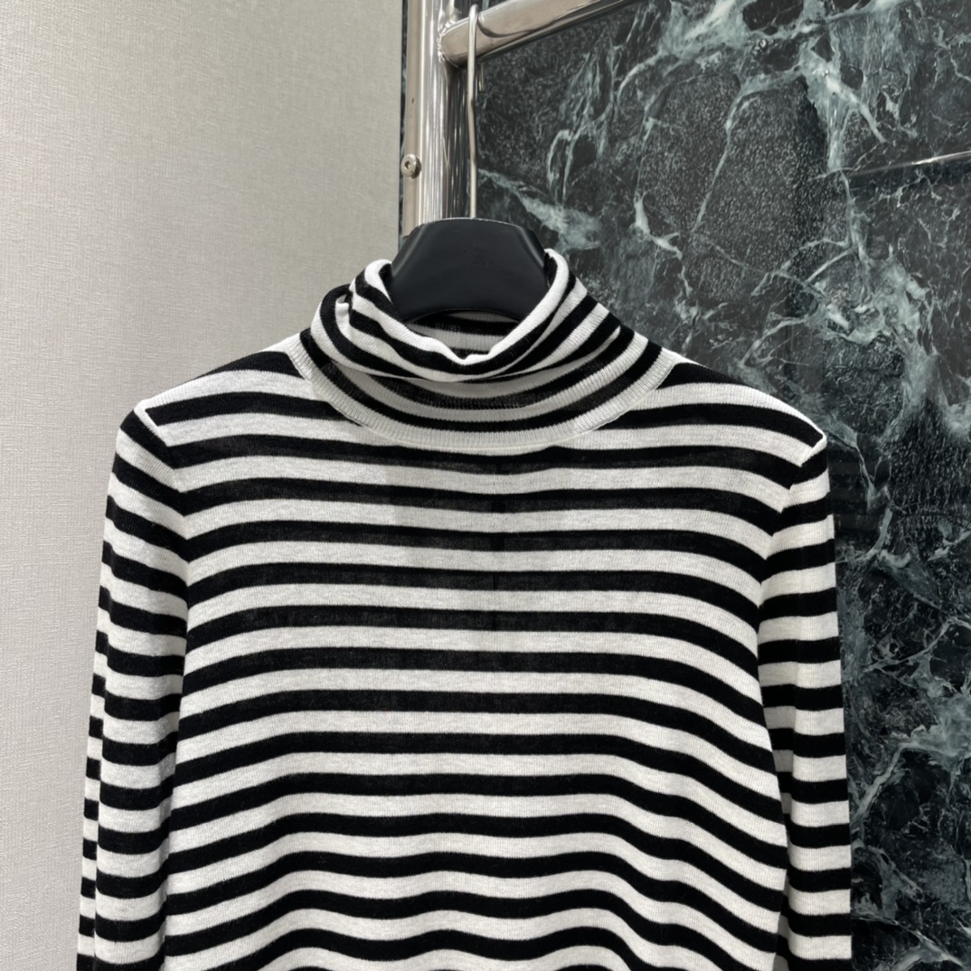 Val华伦 25秋冬新款 条纹高领条纹毛衣 红黑配色超经典 高领设计保暖力满分，还能修饰颈部线条，宽松版