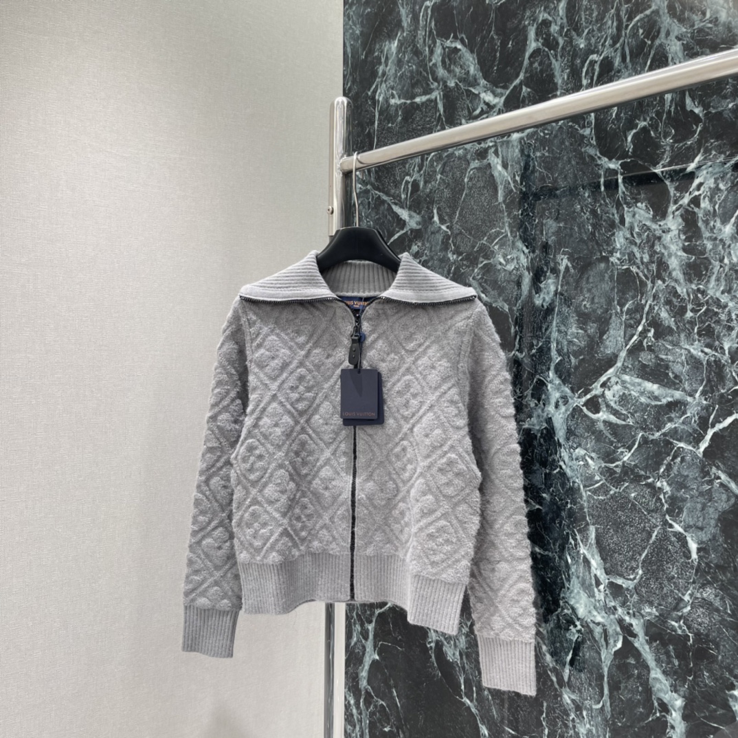 路易 25秋冬新款 老花提花针织开衫 经典老花提花点缀 辨识度超高!高品质羊绒混纺，柔软又保暖，秋冬穿超