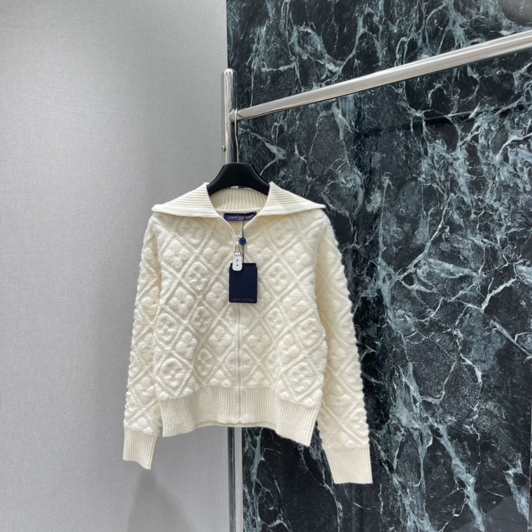 路易 25秋冬新款 老花提花针织开衫 经典老花提花点缀 辨识度超高!高品质羊绒混纺，柔软又保暖，秋冬穿超