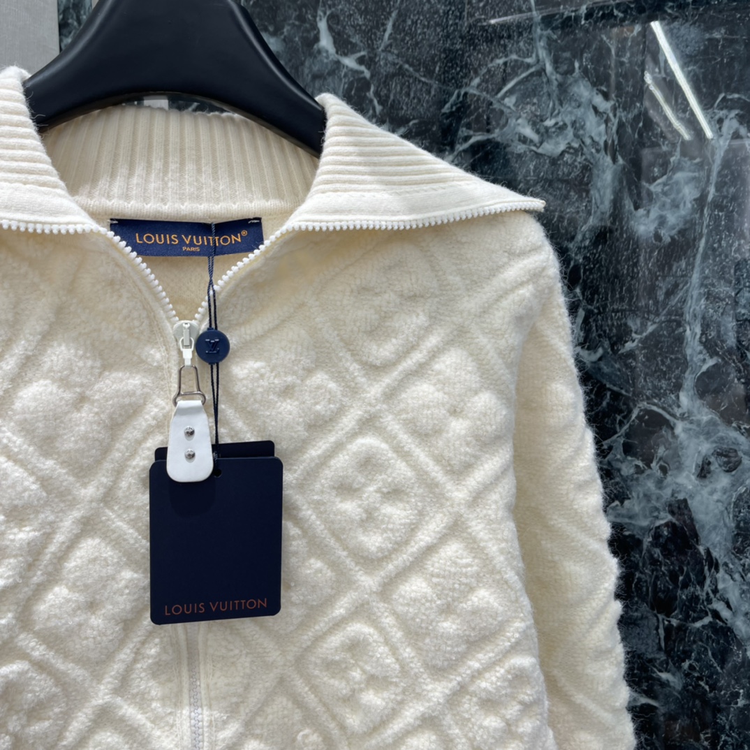 路易 25秋冬新款 老花提花针织开衫 经典老花提花点缀 辨识度超高!高品质羊绒混纺，柔软又保暖，秋冬穿超