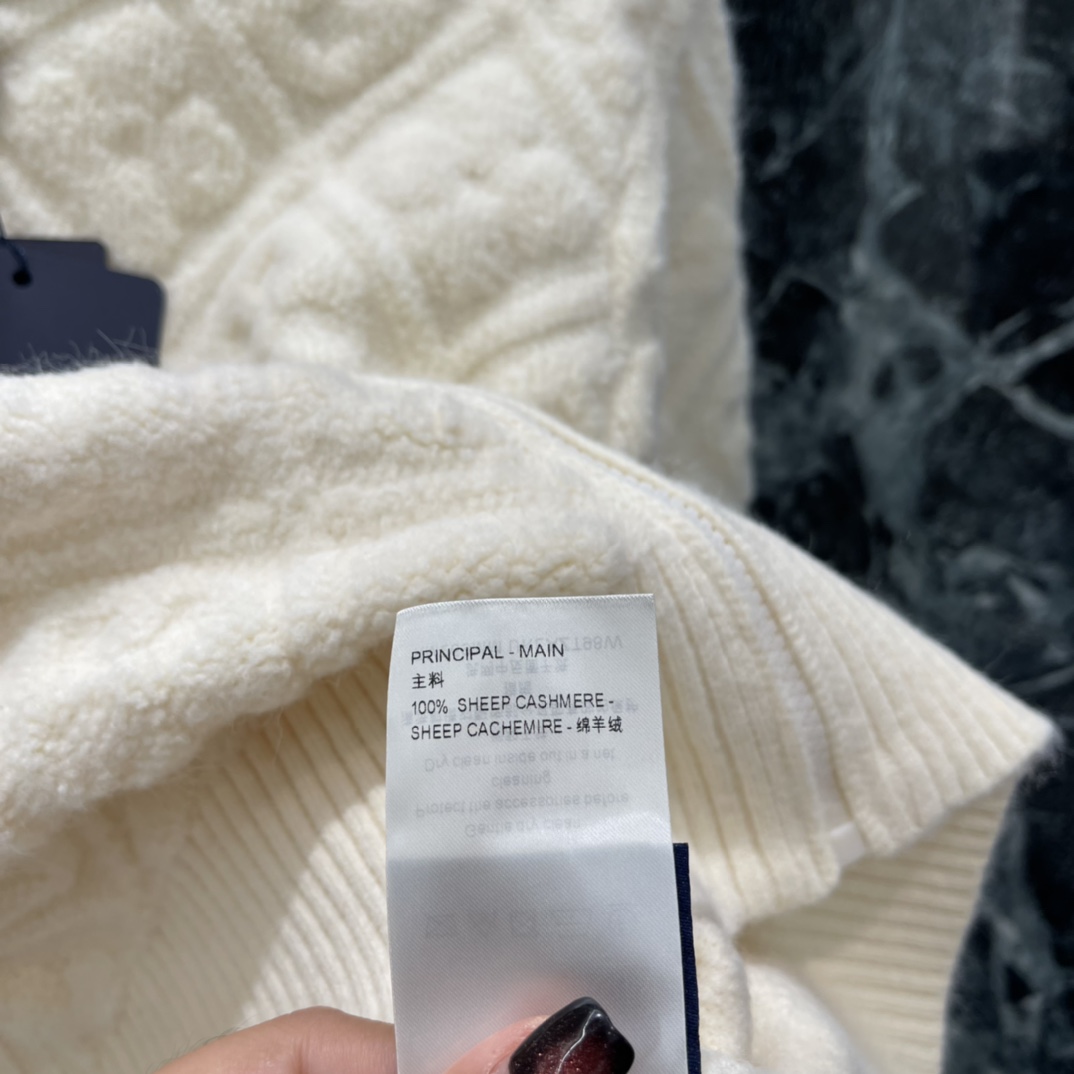 路易 25秋冬新款 老花提花针织开衫 经典老花提花点缀 辨识度超高!高品质羊绒混纺，柔软又保暖，秋冬穿超