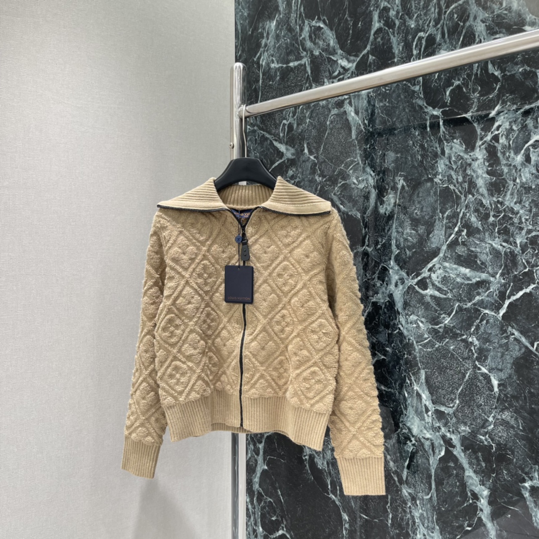 路易 25秋冬新款 老花提花针织开衫 经典老花提花点缀 辨识度超高!高品质羊绒混纺，柔软又保暖，秋冬穿超