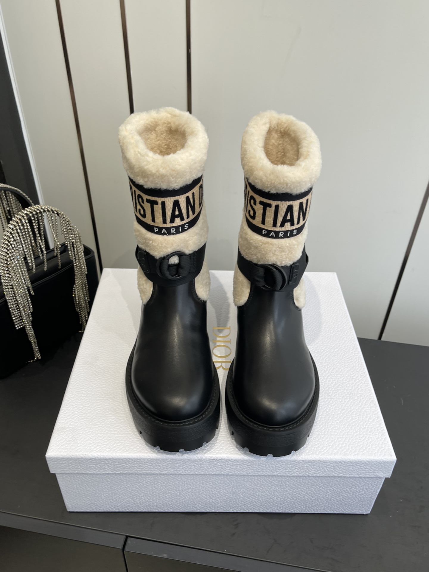 NO:593824,Dior Dior's new wool short boots for autumn and winter. The boots are equipped with buckle straps, which not only improves practicality but also adds tough details of workwear style to the whole. The thick sole design has both a heightening effect and a retro texture. This boots is highly versatile and can be flexibly combined with clothing and accessories according to different style needs. It can easily adapt to various scenes such as daily outings, parties or light workplaces. The upper is made of cowhide, and the lining is made of wool. The original molded outsole.  Size 35-39 (40.41 customized), boots, dior, dior, boots, cowhide19860909Dior 迪奥 秋冬新款羊毛短靴 靴身配有搭扣式绑带 既提升实用性 又为整体增添工装风的硬朗细节 厚底设计则兼具增高效果与复古质感 这款靴款的百搭性较强 可根据不同风格需求 灵活组合服饰与配饰 轻松适配日常出街 派对或轻职场等多种场景 鞋面牛皮材质 羊毛内里 原版开模大底 码数35-39（40.41定做）,靴子,dior,dior,boots,cowhide,Women's Shoes