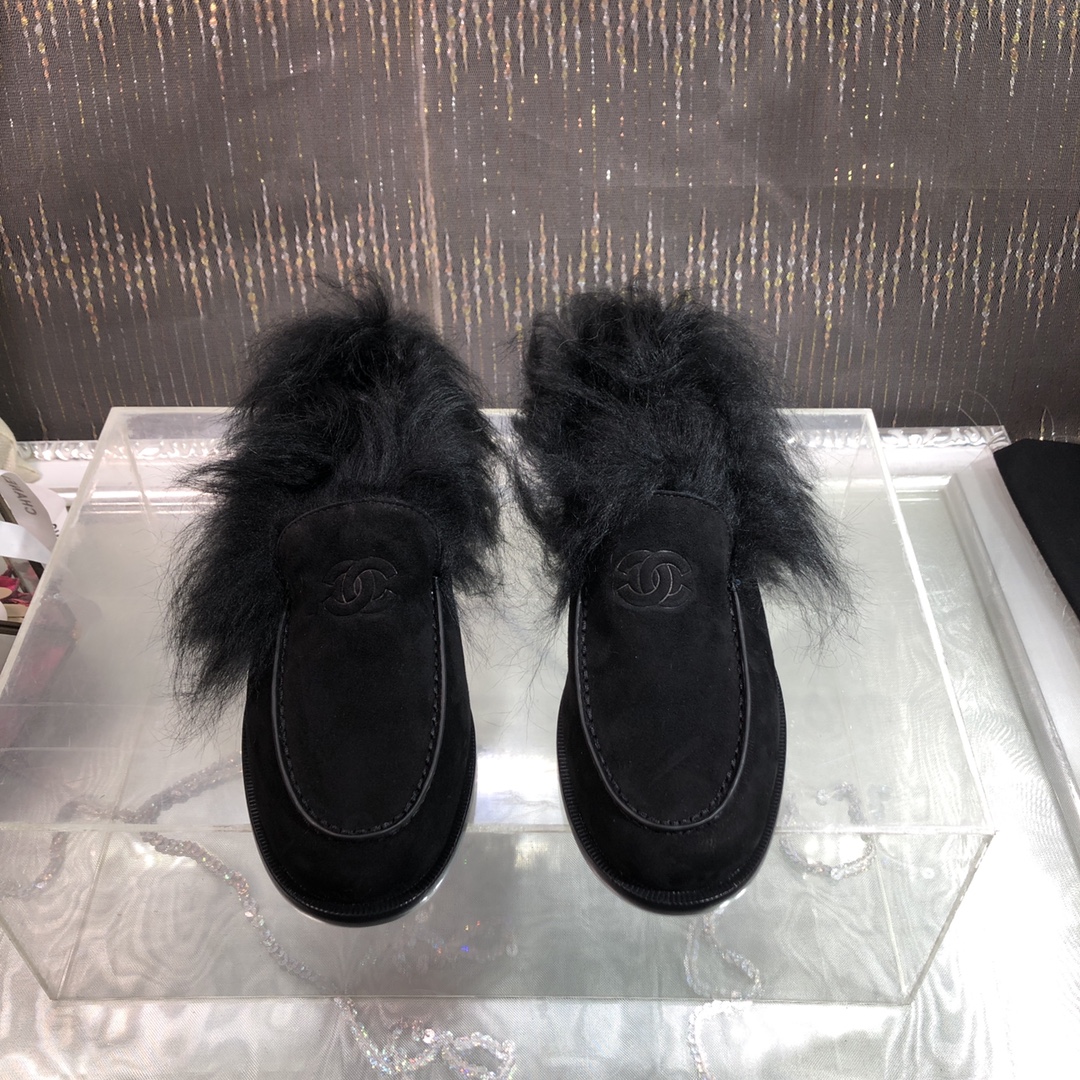 NO:612433,Out ~ Chanel 25ss top version Chanel autumn and winter new Tucas wool loafers are versatile shoes. A must-have hot goddess series, with the elegant and ladylike temperament of Chanel. It is super attractive, irresistible and heart-warming... The quality is welcome to compare, imported Tucas wool is not used, not the low version of ordinary tops. The upper is imported butter leather/suede, the lining is imported Tuokas wool, the foot pad sheepskin, the heel height is 2.5cm, the outsole is Italian genuine leather.  Size35-41 (40.41 customized), loafers, chanel, chanel, chanel, loafers, sheepskin, chamois leather, Leather soles19860909出～Chanel 25ss顶级版本 香奈儿秋冬新款托卡斯毛乐福鞋百搭单鞋 必备爆款女神系列,拥有香家特色优雅名媛气质,超级耐看,让人无法抗拒,心动ing…… 质量欢迎对比,选用进口托卡斯毛,非低版本普通毛条 鞋面进口牛油皮/麂皮 内里进口托卡斯毛 垫脚羊皮 跟高2.5cm 大底意大利真皮大底 Size35-41 (40.41 定做),乐福鞋毛毛鞋,chanel,chanel,chanel,loafers,sheepskin,chamois leather,Leather soles,Women's Shoes