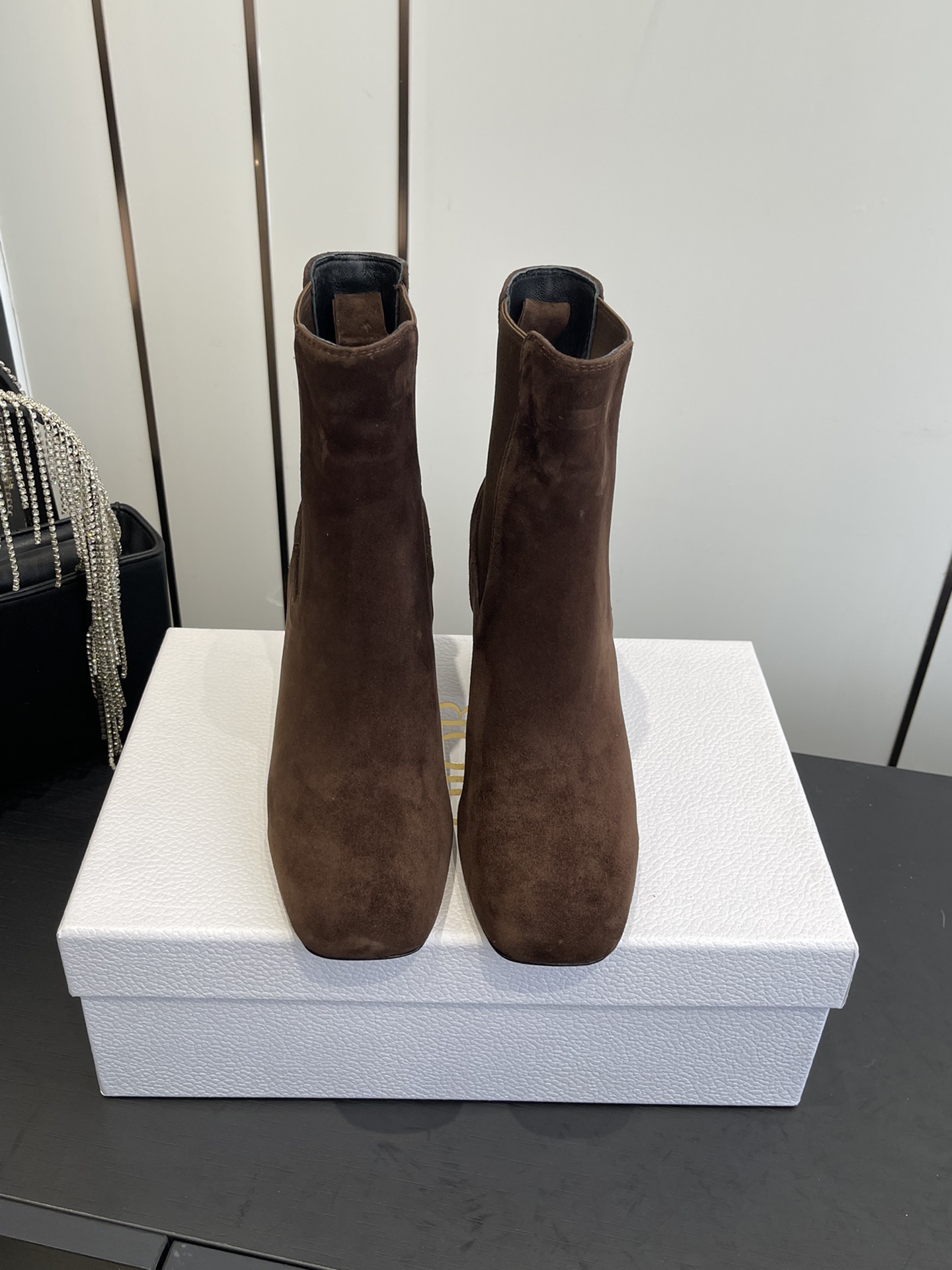 NO:593826,Dior Dior 25ss new autumn and winter thick-heeled short boots. This D-Shadow high-heeled sleeve boots are double-layered and elastic. Autumn and winter matching. 8 cm cylindrical heel and heel brand characteristic details. The electronic film highlights the fashionable and elegant charm. Fabric: mixed sheepskin. Lining/foot-stepping sheepskin. Imported genuine leather outsole. Size 35-39 (40.41. Customized), boots, dior, dior, boots, sheepskin, Leather  soles19860909Dior 迪奥 25ss秋冬新款 粗跟短靴 这款 D-Shadow高跟套筒靴子 双层松紧 秋冬搭配 8厘米圆柱形鞋跟和鞋跟品牌特色细节电度片彰显时尚高雅的魅力 面料混种羊皮 内里/垫脚羊皮 进口真皮大底 码数35-39（40.41.定做）,靴子,dior,dior,boots,sheepskin,Leather soles,Women's Shoes