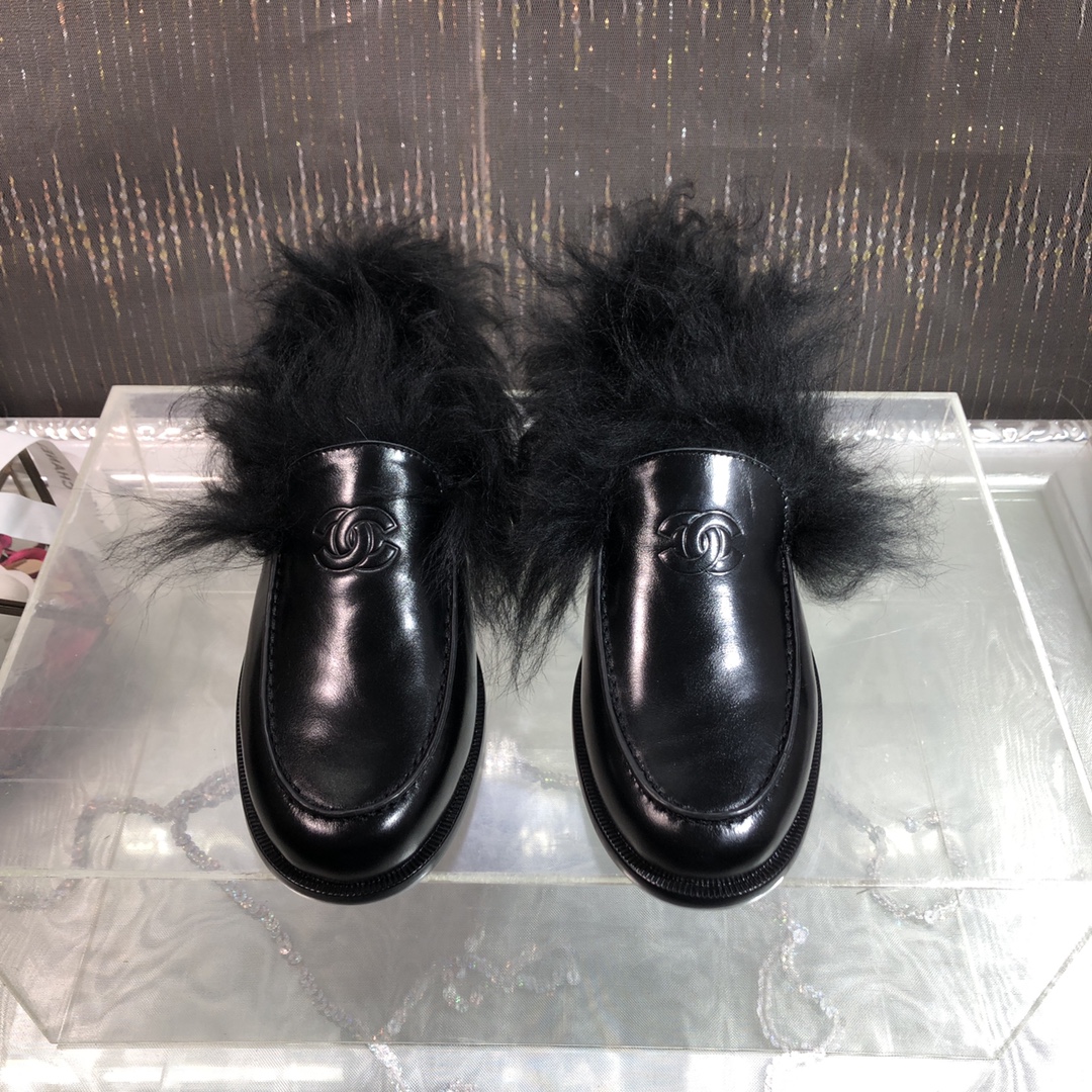 NO:612443,Out ~ Chanel 25ss top version Chanel's new fall and winter Tucas wool loafers are versatile shoes. Chan's must-have hot goddess series, with Chan's characteristic elegant lady temperament, super attractive, irresistible, and heart-warming... The quality is welcome to compare, choose imported Tukkas hair, not the low version of ordinary tops. The upper is imported butter leather/suede, the lining is imported Tuokas wool, the foot pad sheepskin, the heel height is 2.5cm, the outsole is Italian genuine leather.  Size35-41 (40.41 customized), loafers, chanel, chanel, chanel, loafers, sheepskin, chamois leather, Leather soles19860909出～Chanel 25ss顶级版本 香奈儿秋冬新款托卡斯毛乐福鞋百搭单鞋 香家必备爆款女神系列,拥有香家特色优雅名媛气质,超级耐看,让人无法抗拒,心动ing…… 质量欢迎对比,选用进口托卡斯毛,非低版本普通毛条 鞋面进口牛油皮/麂皮 内里进口托卡斯毛 垫脚羊皮 跟高2.5cm 大底意大利真皮大底 Size35-41 (40.41 定做),乐福鞋毛毛鞋,chanel,chanel,chanel,loafers,sheepskin,chamois leather,Leather soles,Women's Shoes