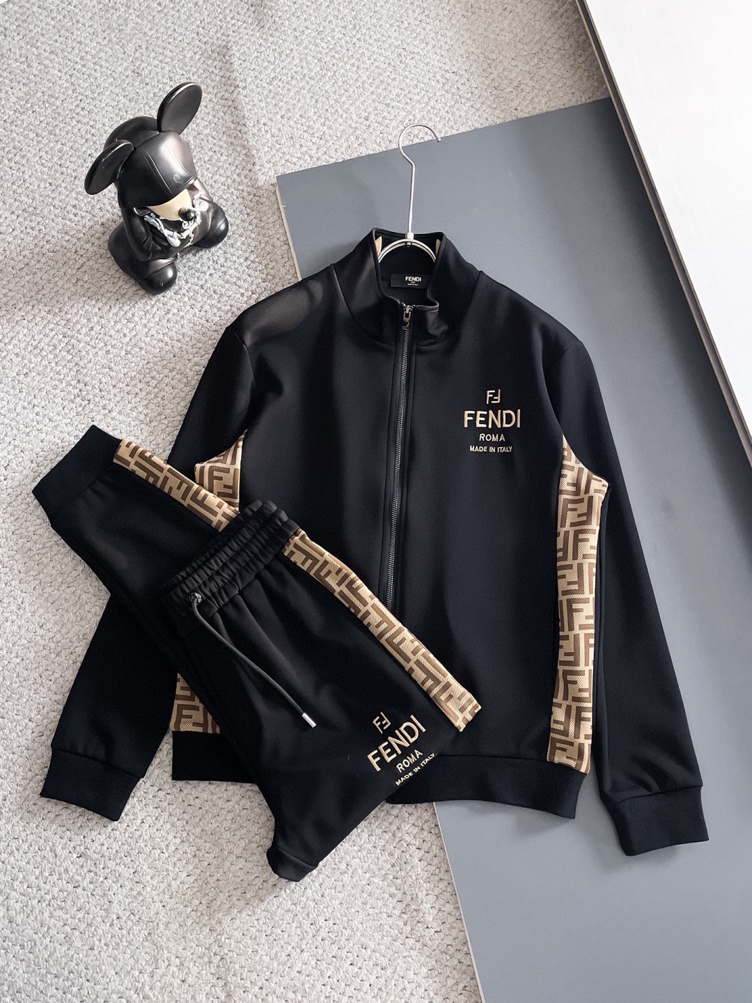 NO:608134,[FENDI] Hot-selling suit is coming. Focus on the original version of the official website. 2025 new hot-selling cardigan sweater suit. The original product is carefully crafted by top designers. It is a fitting and perfect upper body effect. All-natural high-quality Tencel Roman cotton, close-fitting comfort, noble and elegant!  Original hardware embodies elegance and nobility!  Counter sizes M-3XL (up to 190 pounds), fendi, fendi, hoodie, sweatshirts, alexander wang19860909【FENDI 芬迪】爆款套装来袭 专注官网原版 2025全新爆款开衫卫衣套装 原单狠货倾注顶级设计师的精心之作 就为一个贴合、完美的上身效果 全天然优质天丝罗马棉,贴身的舒适感 高贵典雅！原厂五金无不彰显优雅高贵气质！专柜尺码M-3XL（最大穿到190斤）,,fendi,fendi,hoodie,sweatshirts,alexander wang,Men's clothing