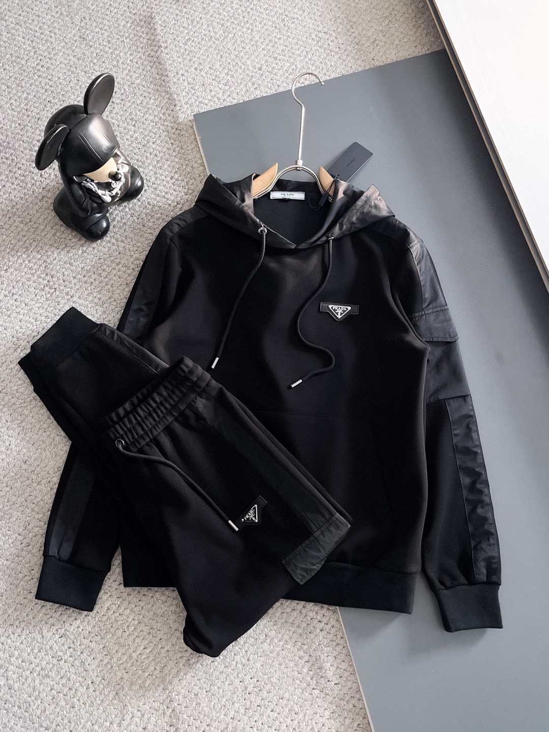 NO:608138,[PRADA] Hot-selling suit is coming. Focus on the original version of the official website. 2025 new hot-selling cardigan sweater suit. The original product is carefully crafted by top designers. It has a fitting and perfect upper body effect. All-natural high-quality Tencel Roman cotton, close-fitting comfort, noble and elegant!  Original hardware embodies elegance and nobility!  Counter sizes M-3XL (up to 190 pounds), prada, prada, hoodie, sweatshirts, alexander wang19860909【PRADA 普拉达】爆款套装来袭 专注官网原版 2025全新爆款开衫卫衣套装 原单狠货倾注顶级设计师的精心之作 就为一个贴合、完美的上身效果 全天然优质天丝罗马棉,贴身的舒适感 高贵典雅！原厂五金无不彰显优雅高贵气质！专柜尺码M-3XL（最大穿到190斤）,,prada,prada,hoodie,sweatshirts,alexander wang,Men's clothing