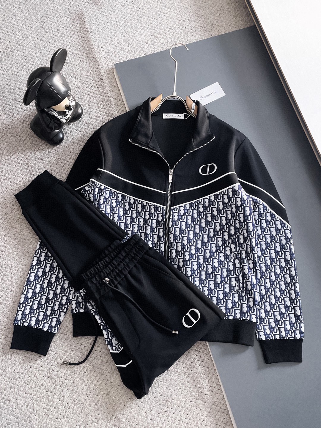 NO:608116,[DIOR Dior] Hot-selling suit is coming. Focus on the original version of the official website. 2025 new hot-selling cardigan sweater suit. The original product is carefully crafted by top designers to provide a fitting and perfect upper body effect. All-natural high-quality Tencel Roman cotton, close-fitting comfort, noble and elegant!  Original hardware embodies elegance and nobility!  Counter sizes M-3XL (up to 190 pounds), dior, dior, hoodie, sweatshirts, alexander wang19860909【DIOR迪奥】爆款套装来袭 专注官网原版 2025全新爆款开衫卫衣套装 原单狠货倾注顶级设计师的精心之作 就为一个贴合、完美的上身效果 全天然优质天丝罗马棉,贴身的舒适感 高贵典雅！原厂五金无不彰显优雅高贵气质！专柜尺码M-3XL（最大穿到190斤）,,dior,dior,hoodie,sweatshirts,alexander wang,Men's clothing