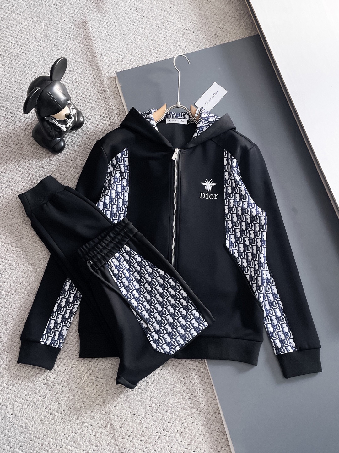 NO:608125,[DIOR Dior] Hot-selling suit is coming. Focus on the original version of the official website. 2025 new hot-selling cardigan sweater suit. The original product is carefully crafted by top designers to provide a fitting and perfect upper body effect. All-natural high-quality Tencel Roman cotton, close-fitting comfort, noble and elegant!  Original hardware embodies elegance and nobility!  Counter sizes M-3XL (up to 190 pounds), dior, dior, hoodie, sweatshirts, alexander wang19860909【DIOR迪奥】爆款套装来袭 专注官网原版 2025全新爆款开衫卫衣套装 原单狠货倾注顶级设计师的精心之作 就为一个贴合、完美的上身效果 全天然优质天丝罗马棉,贴身的舒适感 高贵典雅！原厂五金无不彰显优雅高贵气质！专柜尺码M-3XL（最大穿到190斤）,,dior,dior,hoodie,sweatshirts,alexander wang,Men's clothing