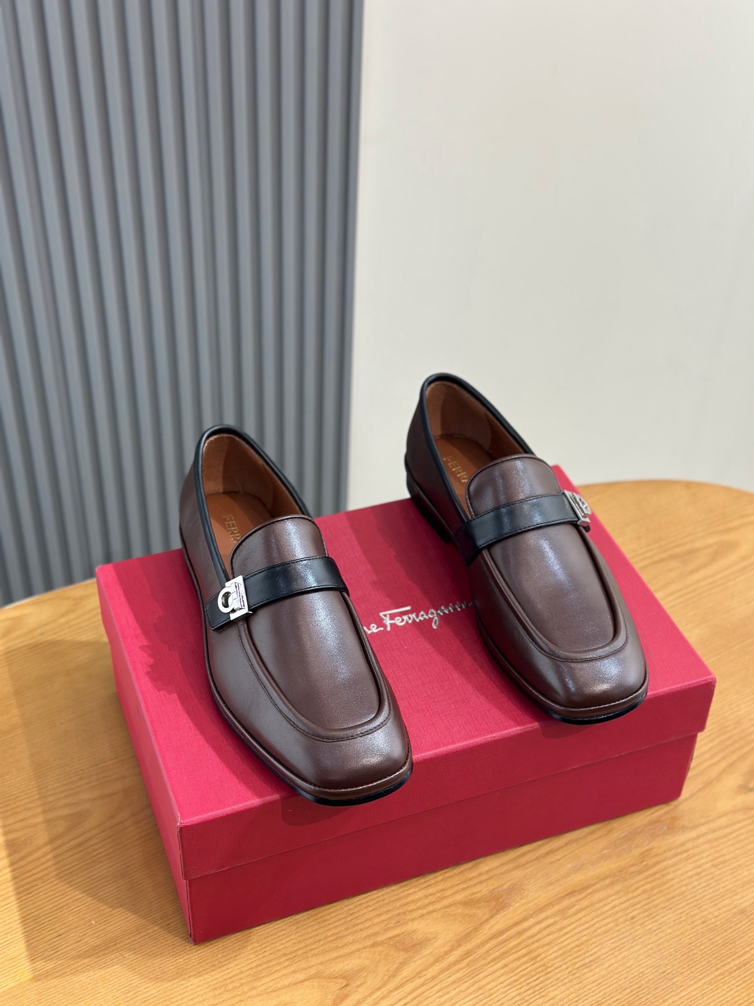 NO:589143,[Ferragamo] - High-end quality - Textured cowhide, Nappa cowhide on the upper, brand logo sewn on the shoe body - Cowhide lining, foot pads; water-dyed cowhide - Genuine leather outsole - Ultra-high quality control, fine workmanship (high-end, luxury, grade) -Size 38-44 (45 can be customized),,ferragamo,cowhide,Leather soles19860909【菲拉格慕】 -高端品质  -鞋面摔纹牛皮、纳帕牛皮、鞋身车缝品牌logo -内里牛皮,垫脚；水染牛皮 -大底真皮大底 -超高品控·做工精细凸显(高端·贵气·档次) -Size 38-44（45可订做),,ferragamo,cowhide,Leather soles,Men's shoes