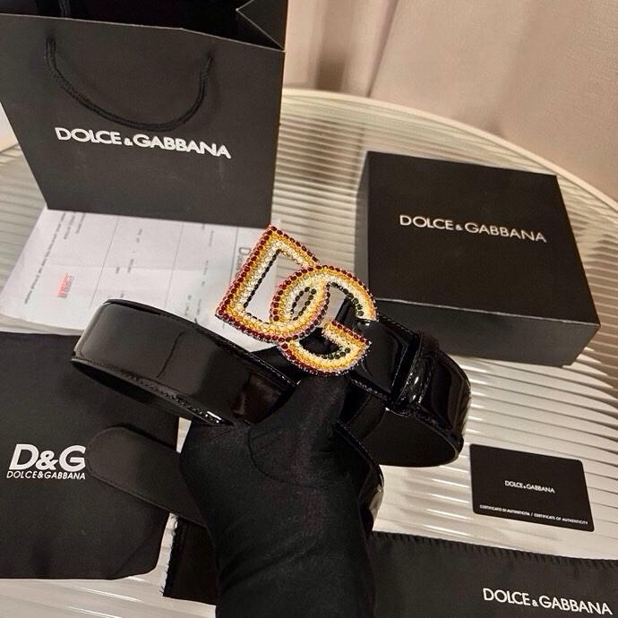 杜嘉班纳 全新小牛皮腰带，优雅简约配饰，缀以满天星电镀金属 DG 交叉造型徽标搭扣，4.0cm