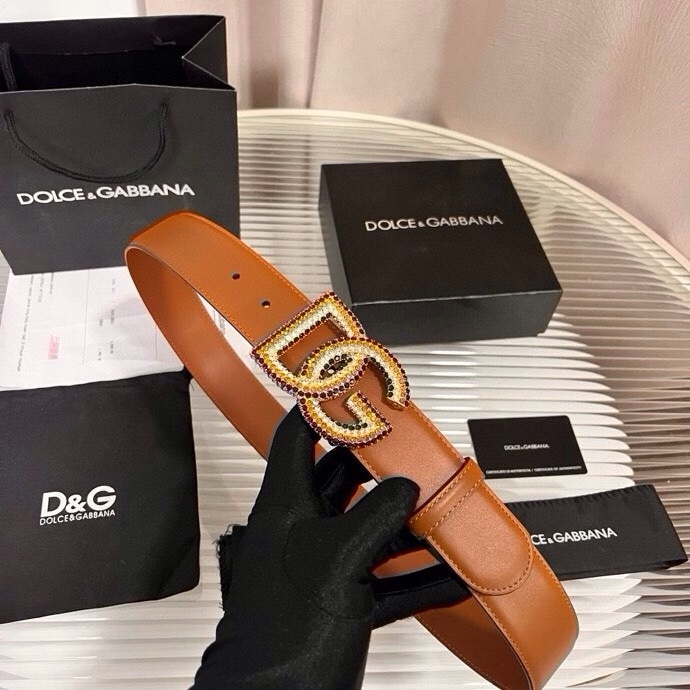 杜嘉班纳 全新小牛皮腰带，优雅简约配饰，缀以满天星电镀金属 DG 交叉造型徽标搭扣，4.0cm