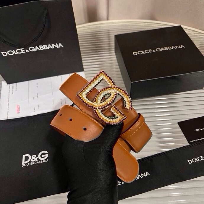 杜嘉班纳 全新小牛皮腰带，优雅简约配饰，缀以满天星电镀金属 DG 交叉造型徽标搭扣，4.0cm