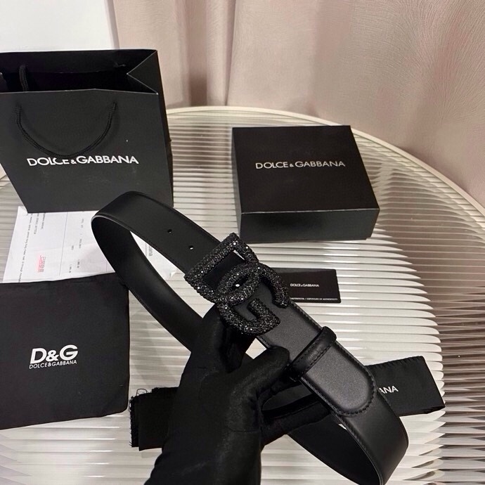 杜嘉班纳 全新小牛皮腰带，优雅简约配饰，缀以满天星电镀金属 DG 交叉造型徽标搭扣，4.0cm