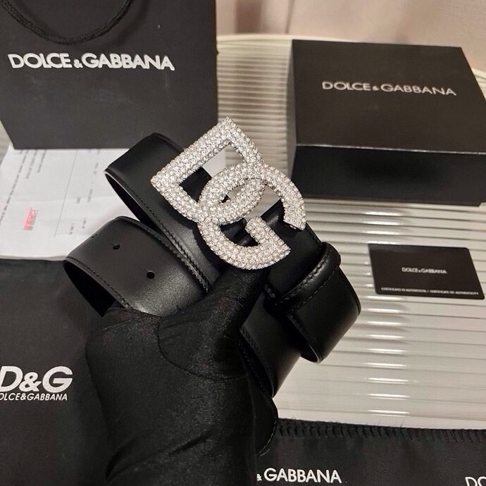 杜嘉班纳 全新小牛皮腰带，优雅简约配饰，缀以满天星电镀金属 DG 交叉造型徽标搭扣，4.0cm